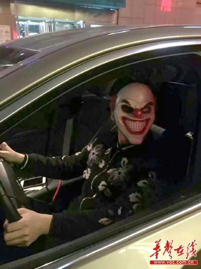 高速戴恐怖面具吓车 若出事谁该担责在高速公路上戴恐怖面具吓车是一种非常危险和不负责任的行为。如果发生任何事故，责任应由谁承担取决于具体情况和相关法律规定。一般来说，以下几点可以作为参考
