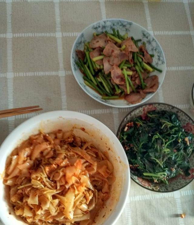 出去吃完饭回去的说说出去吃完饭回去的说说，那些美好瞬间与心情的分享